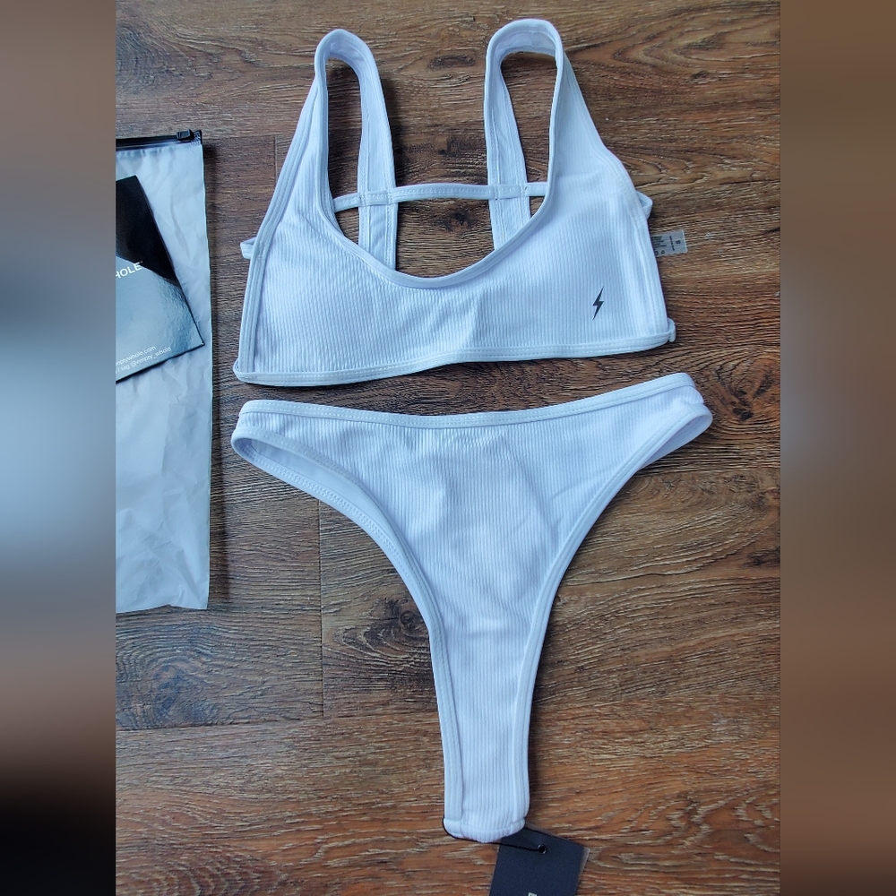 White bikini - Picture 4 of 9